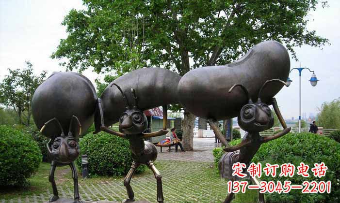 宁夏蚂蚁之美搬运粮食的公园铜雕