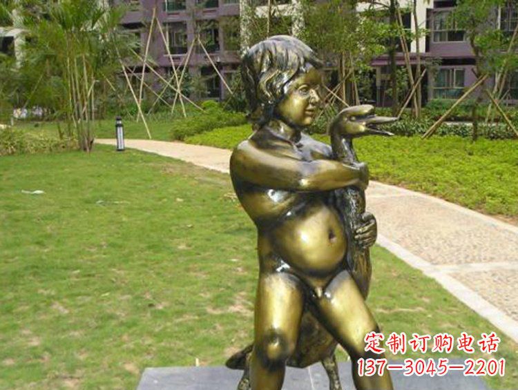 宁夏新颖童真男孩城市玻璃钢仿铜景观雕塑