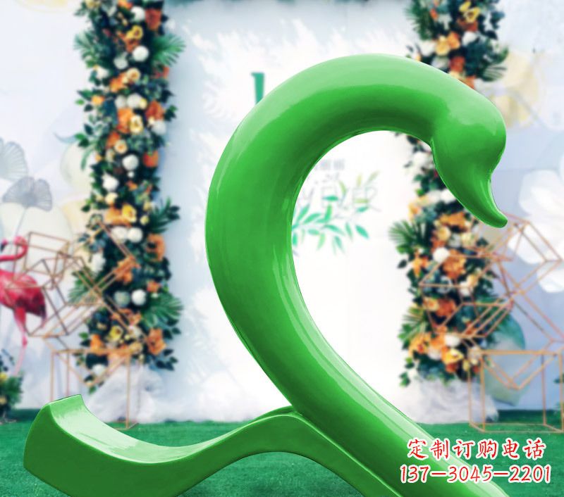 宁夏新颖抢眼的玻璃钢爱心天鹅雕塑