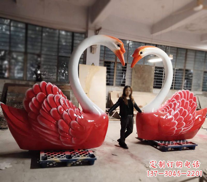 宁夏天鹅玻璃钢爱心婚礼景观摆件