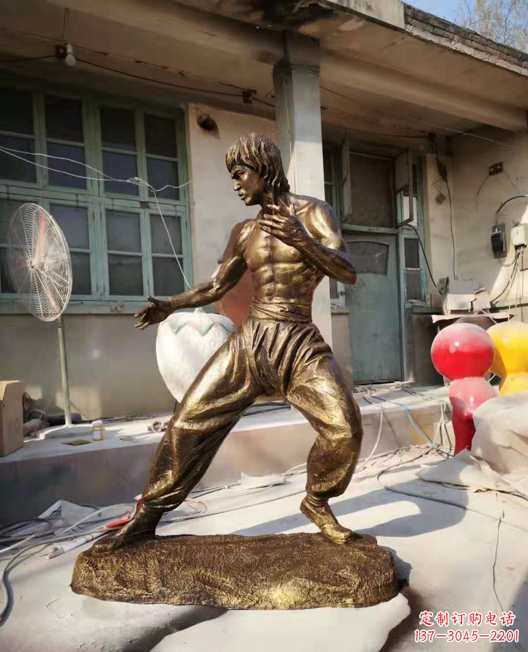 宁夏铜像传奇——李小龙雕塑