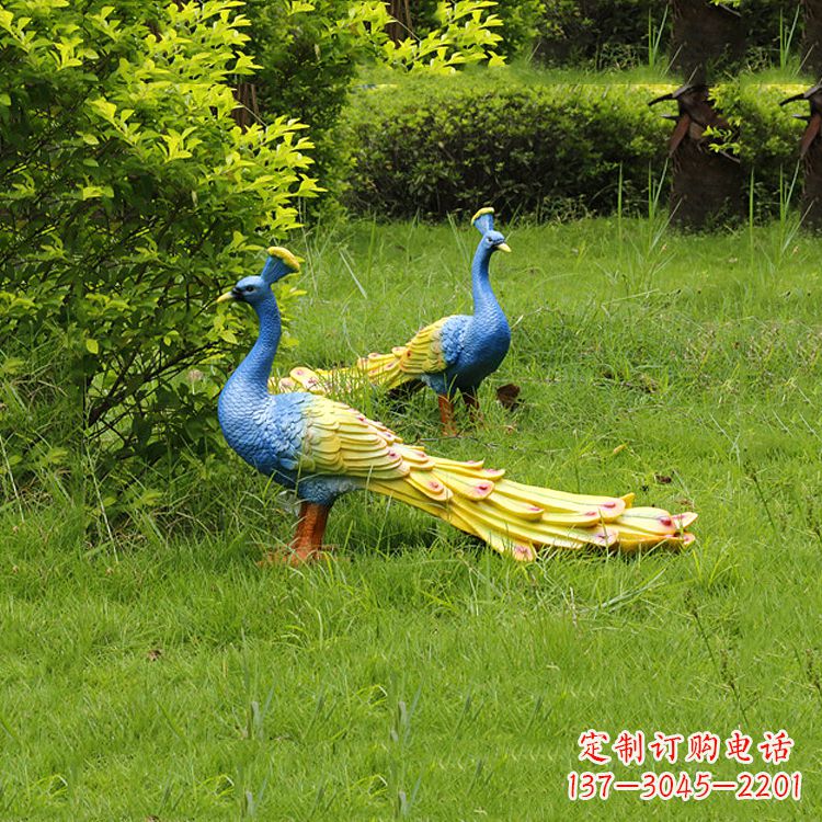 宁夏玻璃钢孔雀雕塑——艺术点缀公园草坪