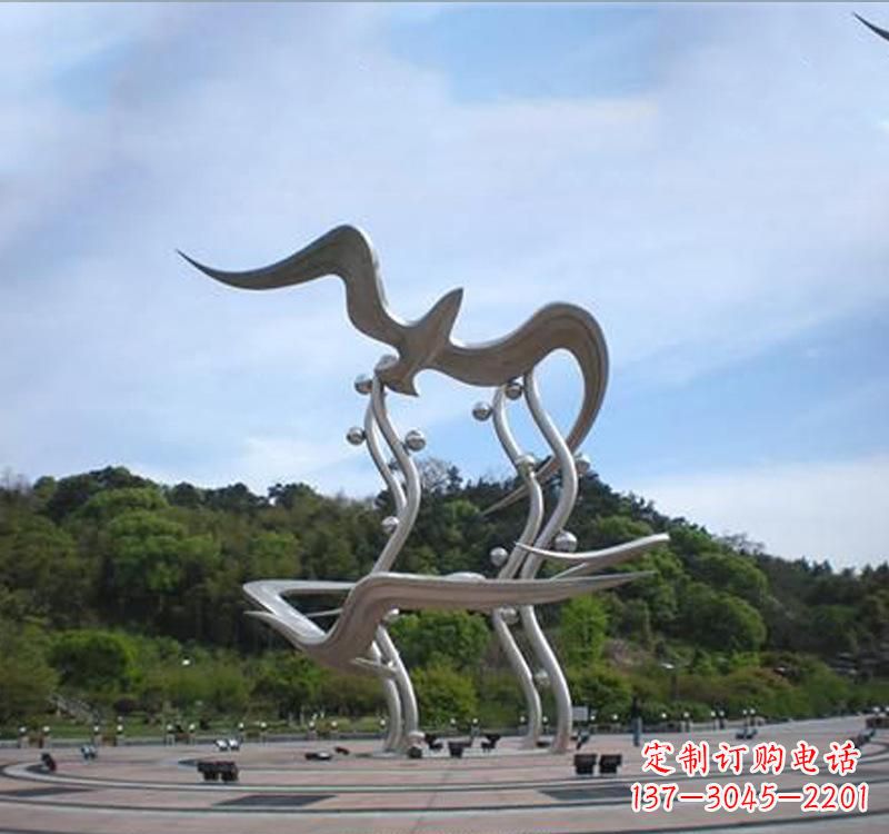 宁夏大雁展翅飞越城市圆环