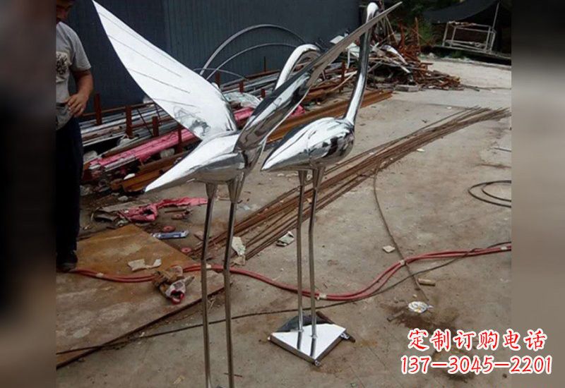 宁夏不锈钢仙鹤雕塑象征着美丽与和谐