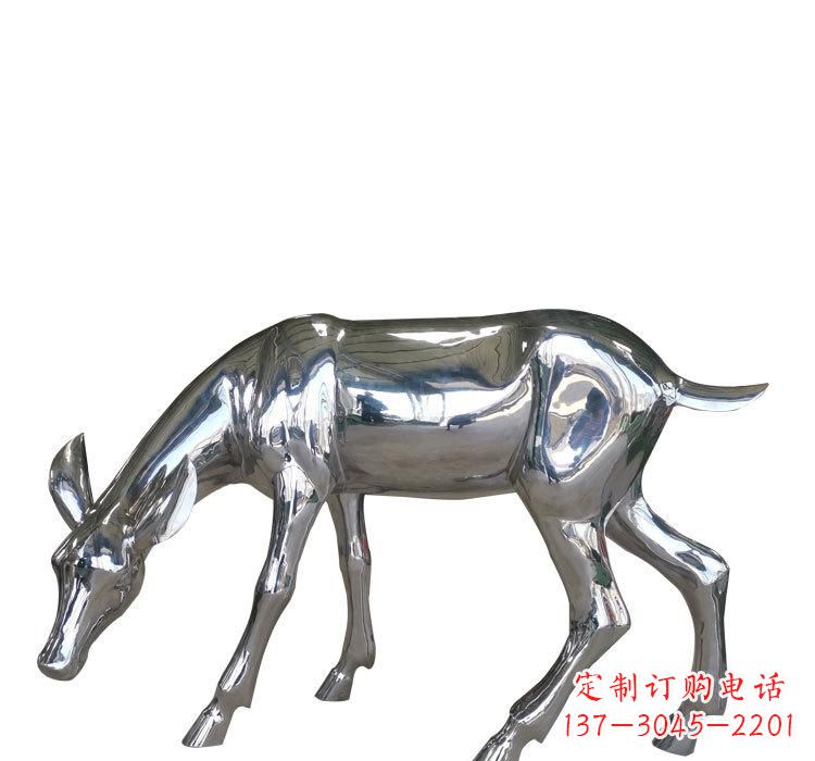 宁夏不锈钢公园草坪上的鹿雕塑——让美景更加完美