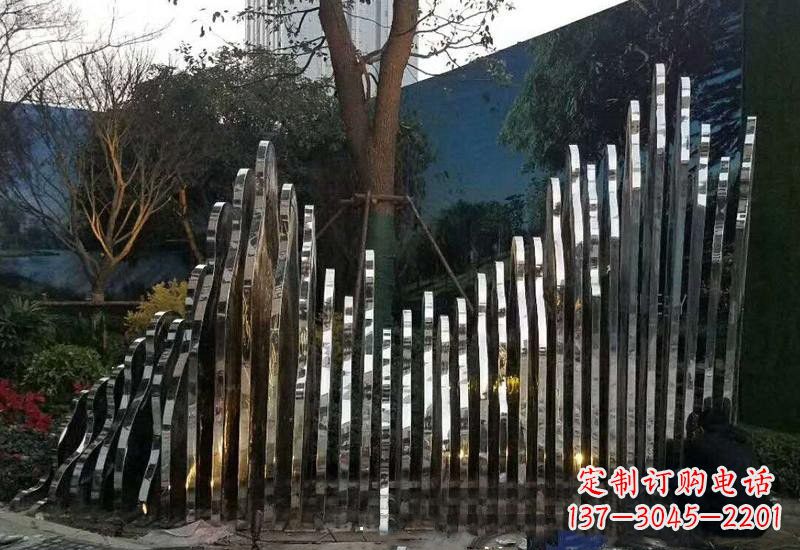 宁夏不锈钢公园里的假山雕塑