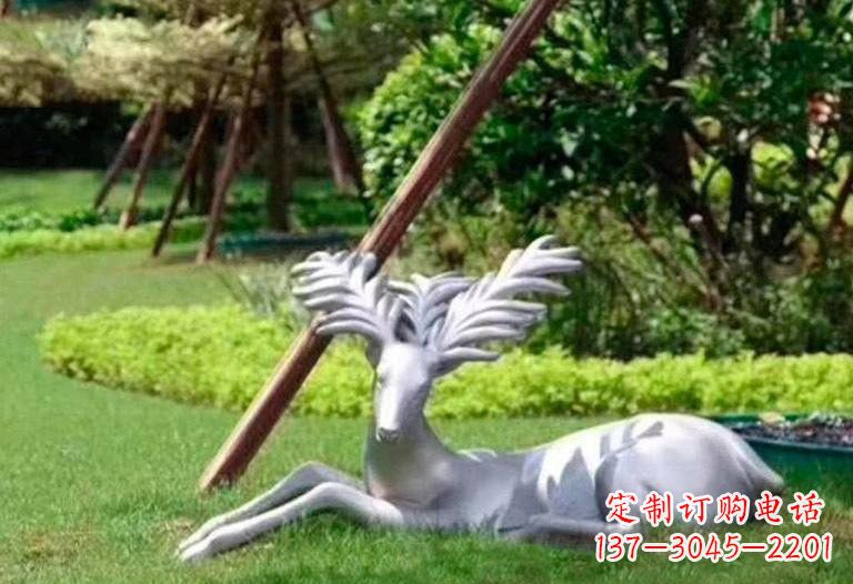 宁夏不锈钢公园大角鹿雕塑精致而美丽
