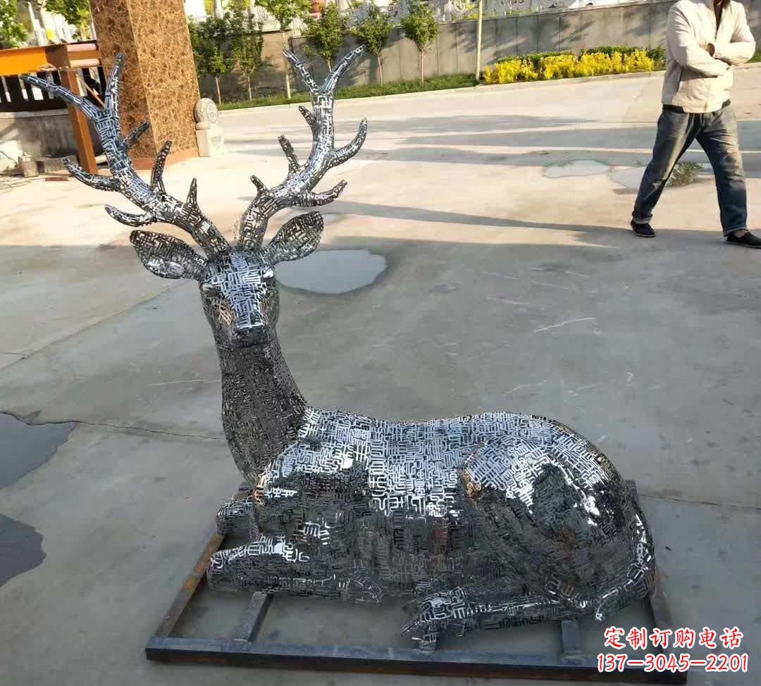 宁夏梅花鹿雕塑点缀不锈钢广场星空