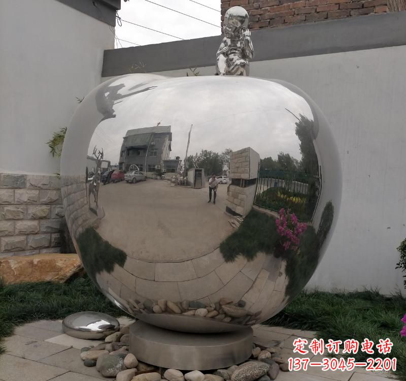 宁夏不锈钢金色苹果雕塑古典与现代的结合
