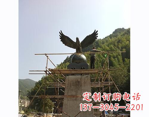宁夏不锈钢老鹰踩地球雕塑缅怀大自然之美