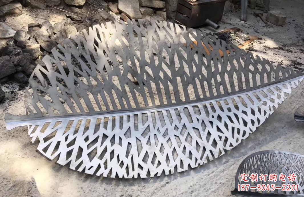 宁夏不锈钢镂空树叶雕塑艺术的精美结合