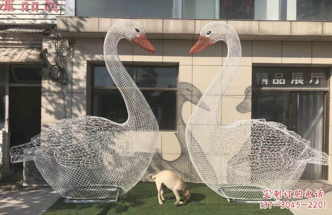 宁夏不锈钢镂空天鹅雕塑给室外增添美感