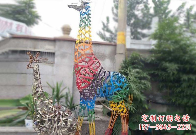 宁夏长颈鹿雕塑优雅而古典的艺术