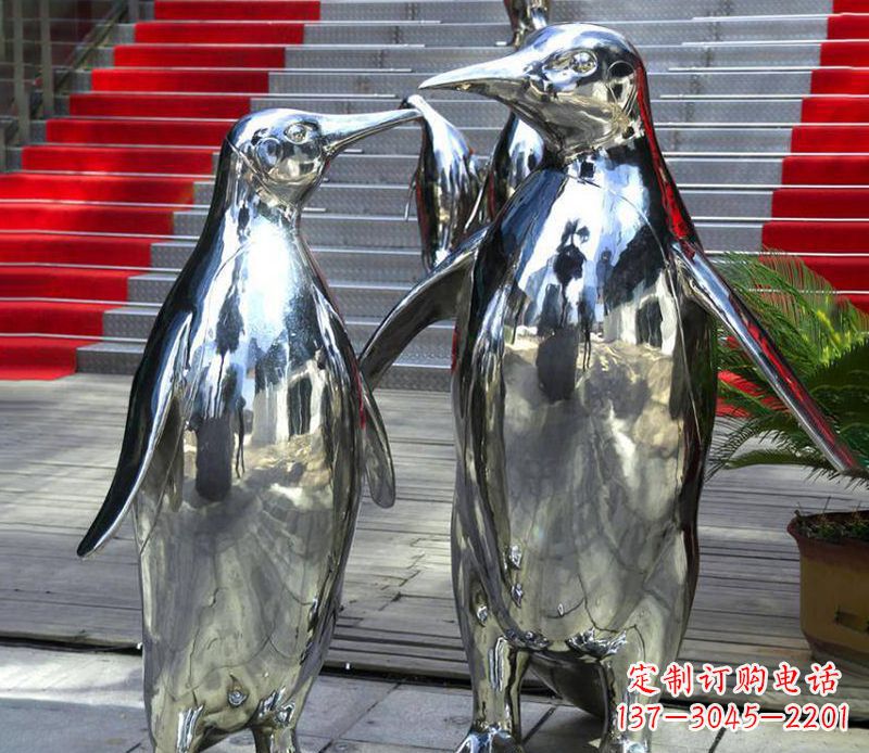 宁夏不锈钢企鹅雕塑传递着浓浓爱意