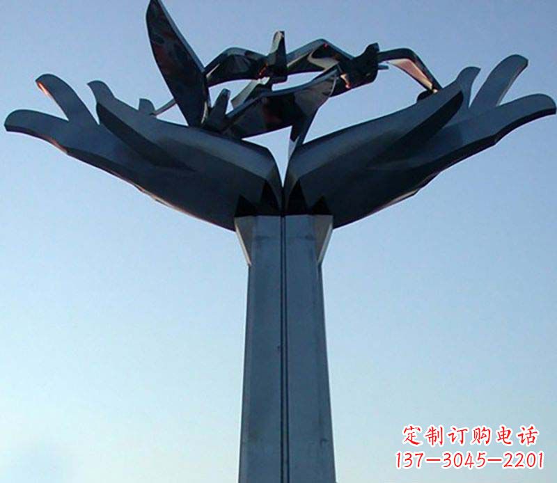宁夏不锈钢手托鸽子雕塑象征着和平与爱