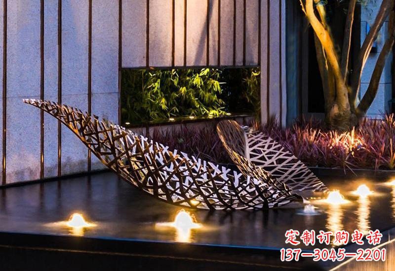 宁夏不锈钢小区镂空树叶雕塑给小区添彩