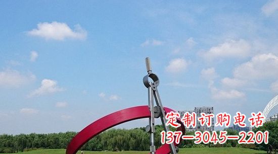 宁夏不锈钢圆规雕塑环绕着美景