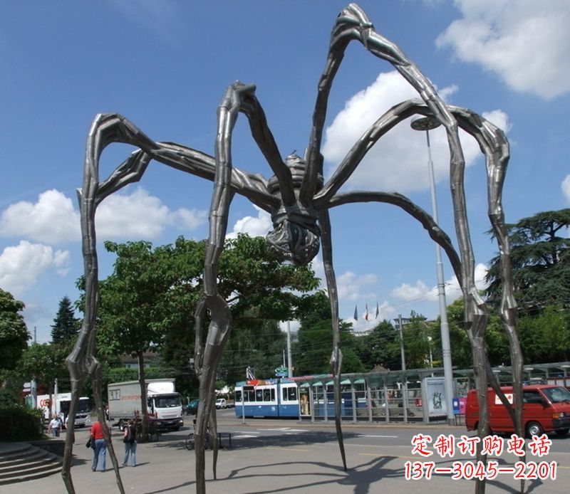 宁夏蜘蛛侠雕塑点缀不锈钢的景观