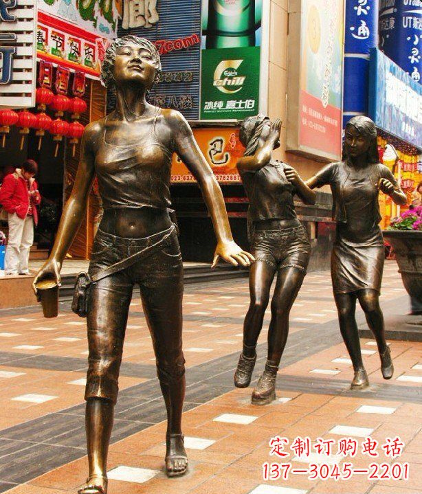 宁夏步行街逛街的女孩以铜雕的形式永久保存