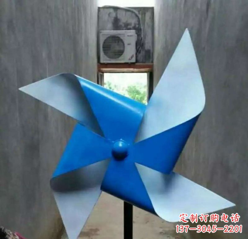 宁夏色彩斑斓的不锈钢风车雕塑