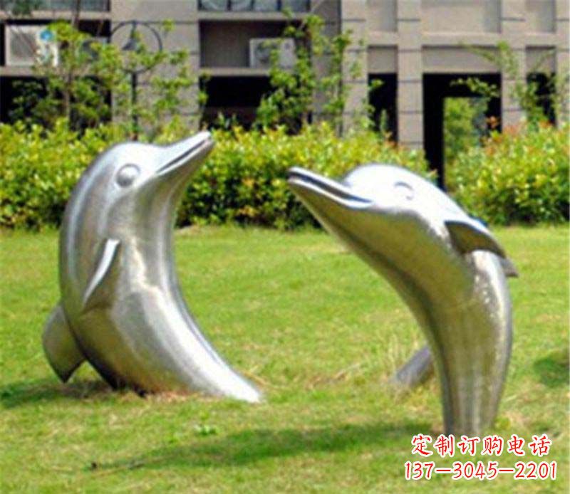 宁夏海豚雕塑草坪上的精美装饰