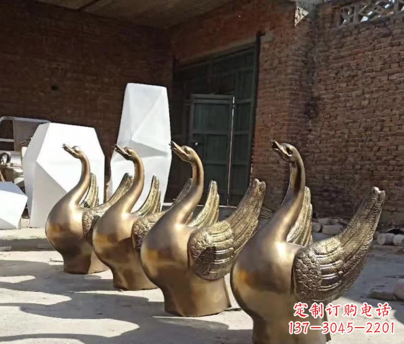 宁夏精美的天鹅铜雕