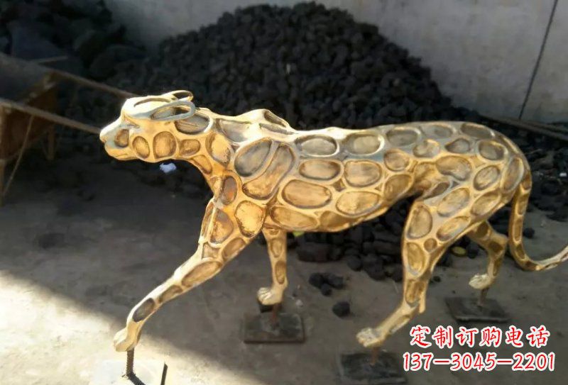宁夏青铜豹雕塑象征着非凡力量与威严
