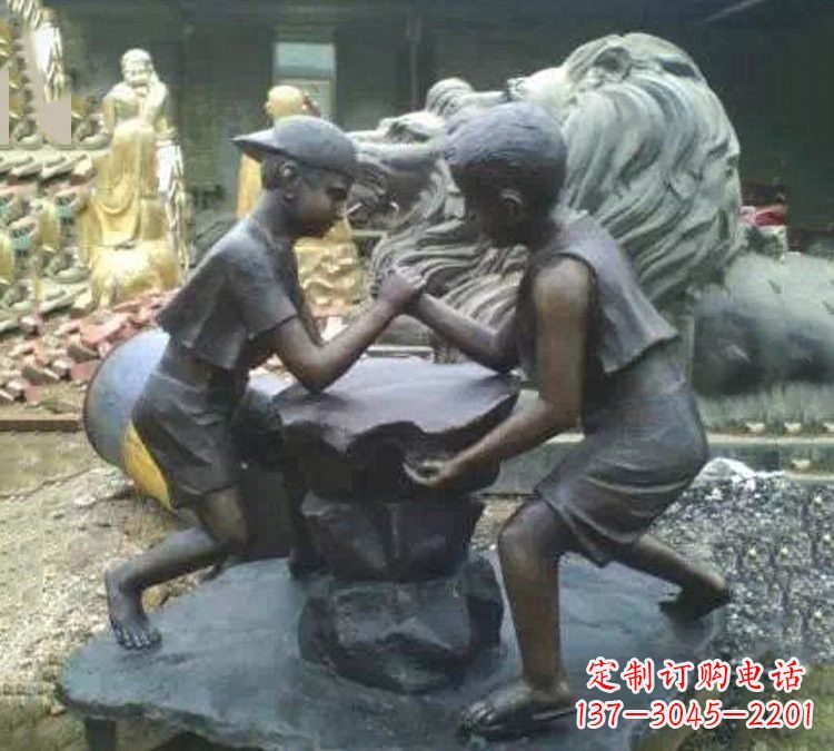 宁夏公园掰腕的儿童童趣铜雕