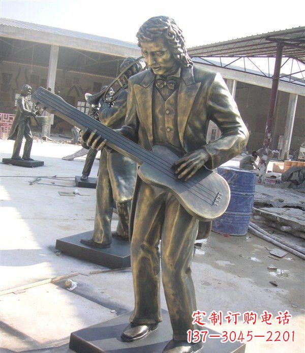 宁夏西方人物铜吉他雕塑