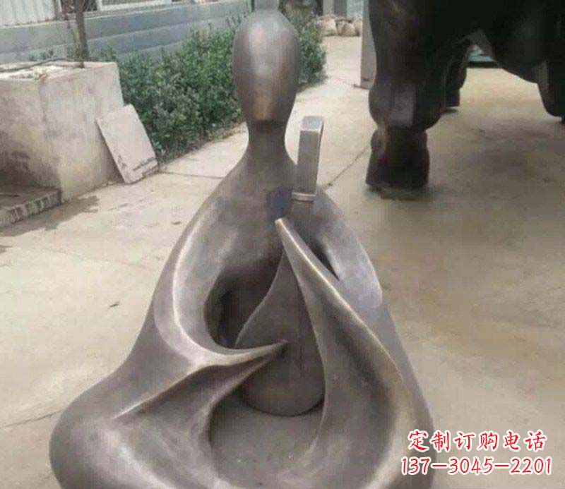 宁夏抽象景观弹琵琶铜雕