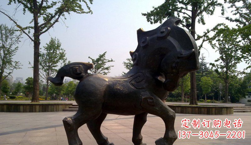 宁夏公园低头的抽象小马动物铜雕