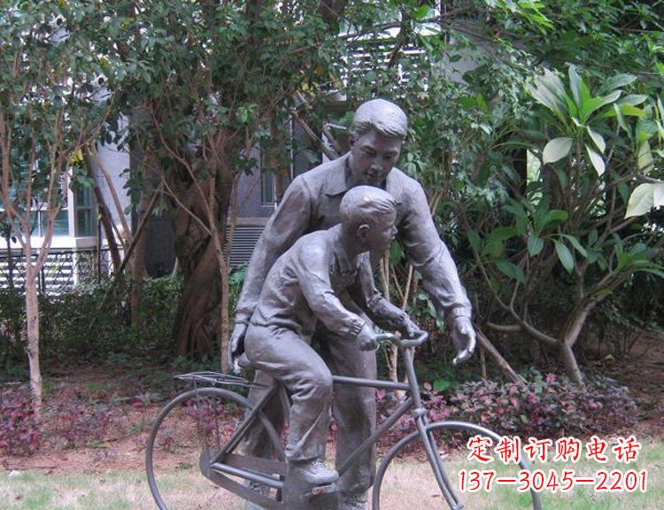 宁夏公园教儿子骑自行车的父亲小品铜雕
