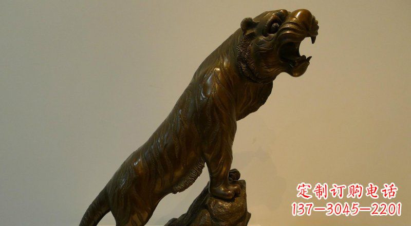 宁夏公园老虎上山动物铜雕