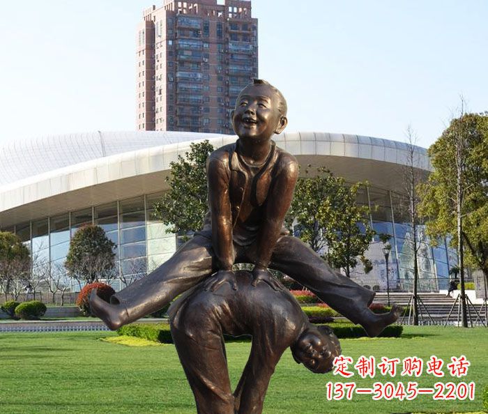 宁夏童趣十足的山羊铜雕