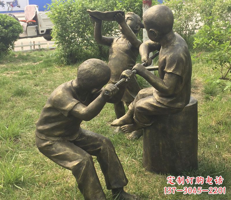 宁夏公园玩水的儿童铜雕