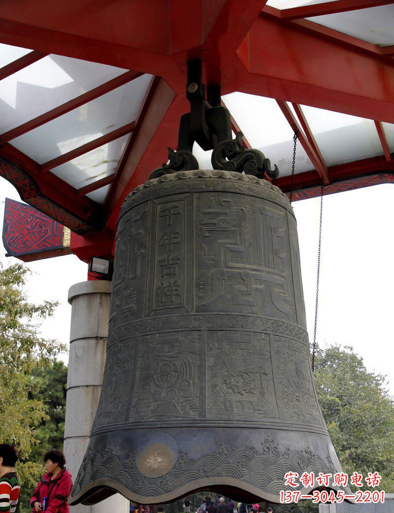 宁夏广场千年吉祥铜钟雕塑