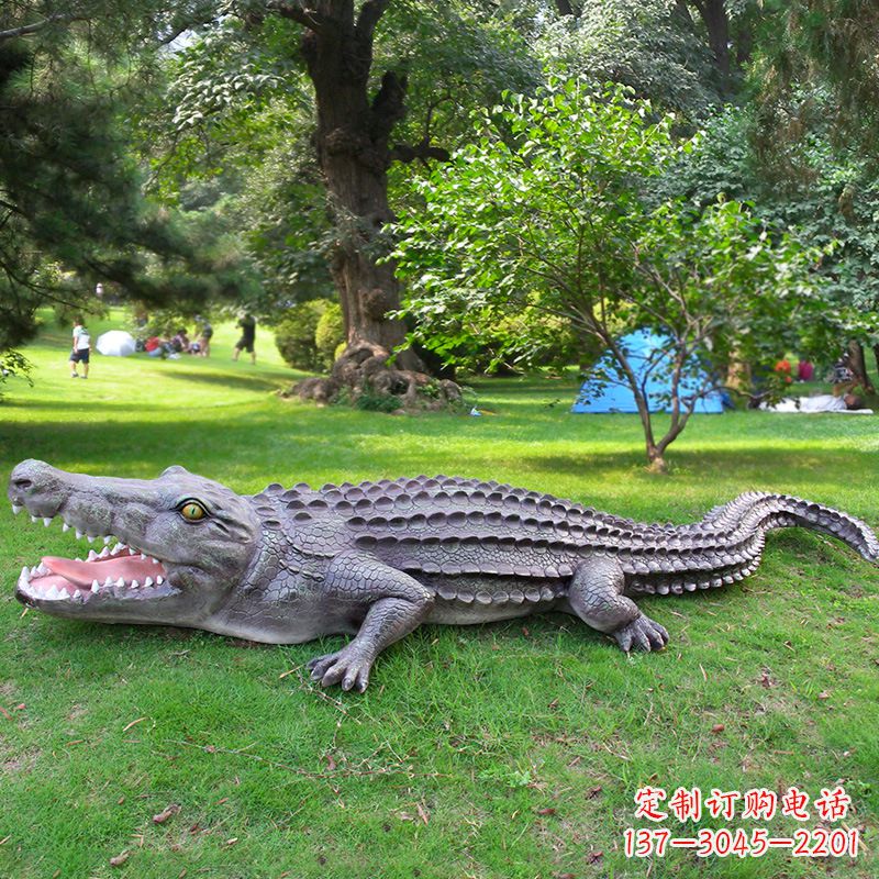 宁夏户外园林景观仿真玻璃钢鳄鱼雕塑公园水池装饰摆件