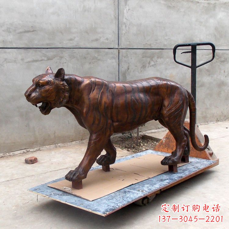 宁夏活力四射的老虎铜雕塑