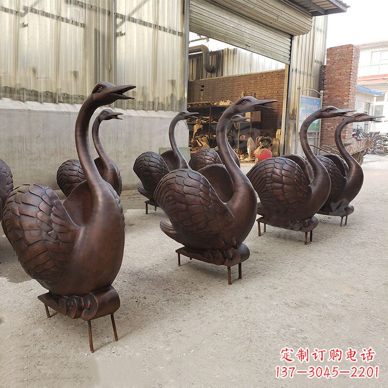 宁夏中领雕塑天鹅铜雕是一款精美的艺术作品,既…