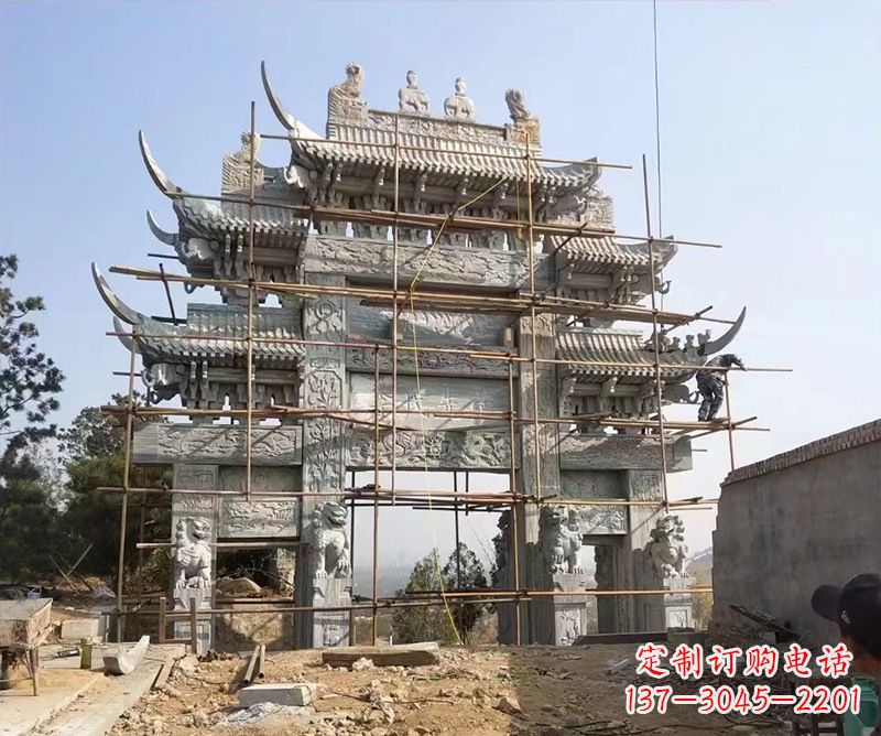 宁夏石牌坊外东侧的龙凤雕塑