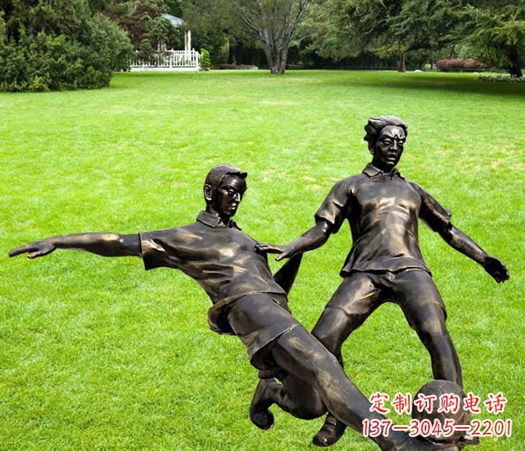 宁夏踢足球的人物铜雕