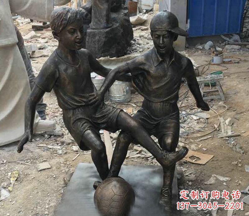 宁夏踢足球公园人物铜雕