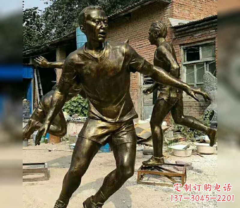 宁夏踢足球广场人物铜雕