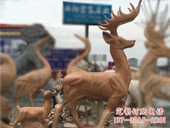 宁夏晚霞红动物驯鹿公园石雕