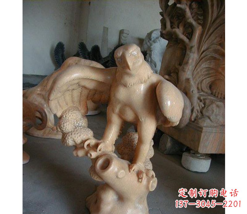 宁夏晚霞红老鹰石雕