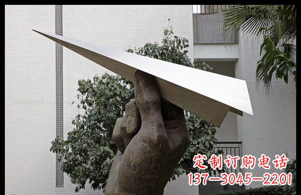 宁夏小区不锈钢手拿纸飞机雕塑