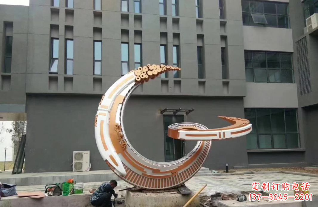 宁夏小区抽象不锈钢月亮雕塑