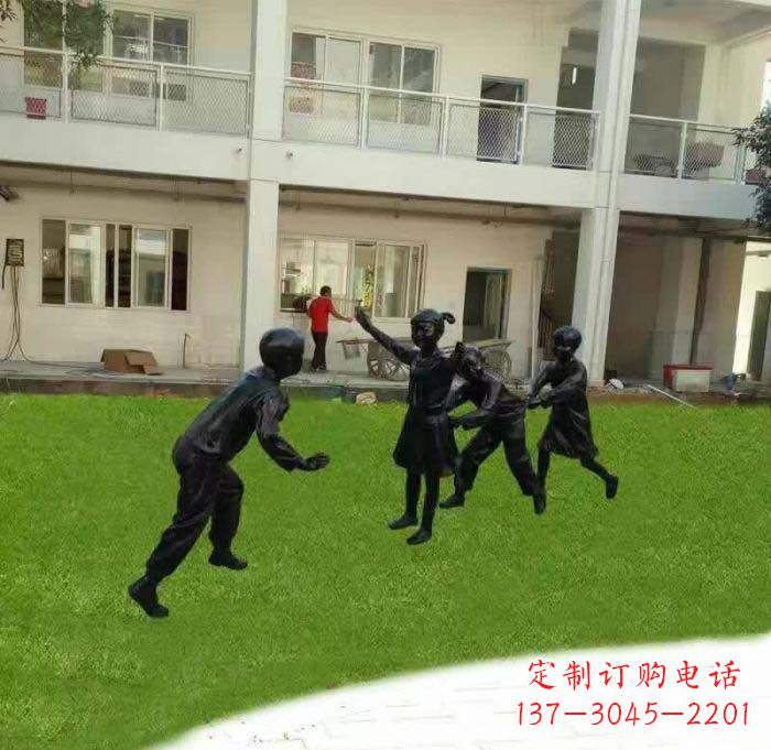 宁夏校园儿童玩老鹰捉小鸡铜雕
