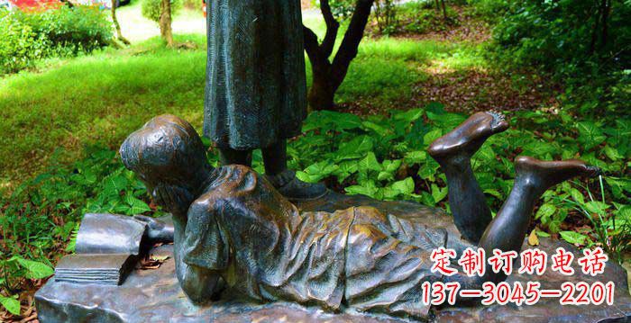 宁夏校园趴着看书的小男孩人物铜雕