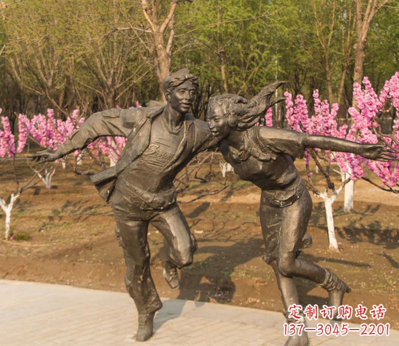 宁夏游玩的情侣铜雕